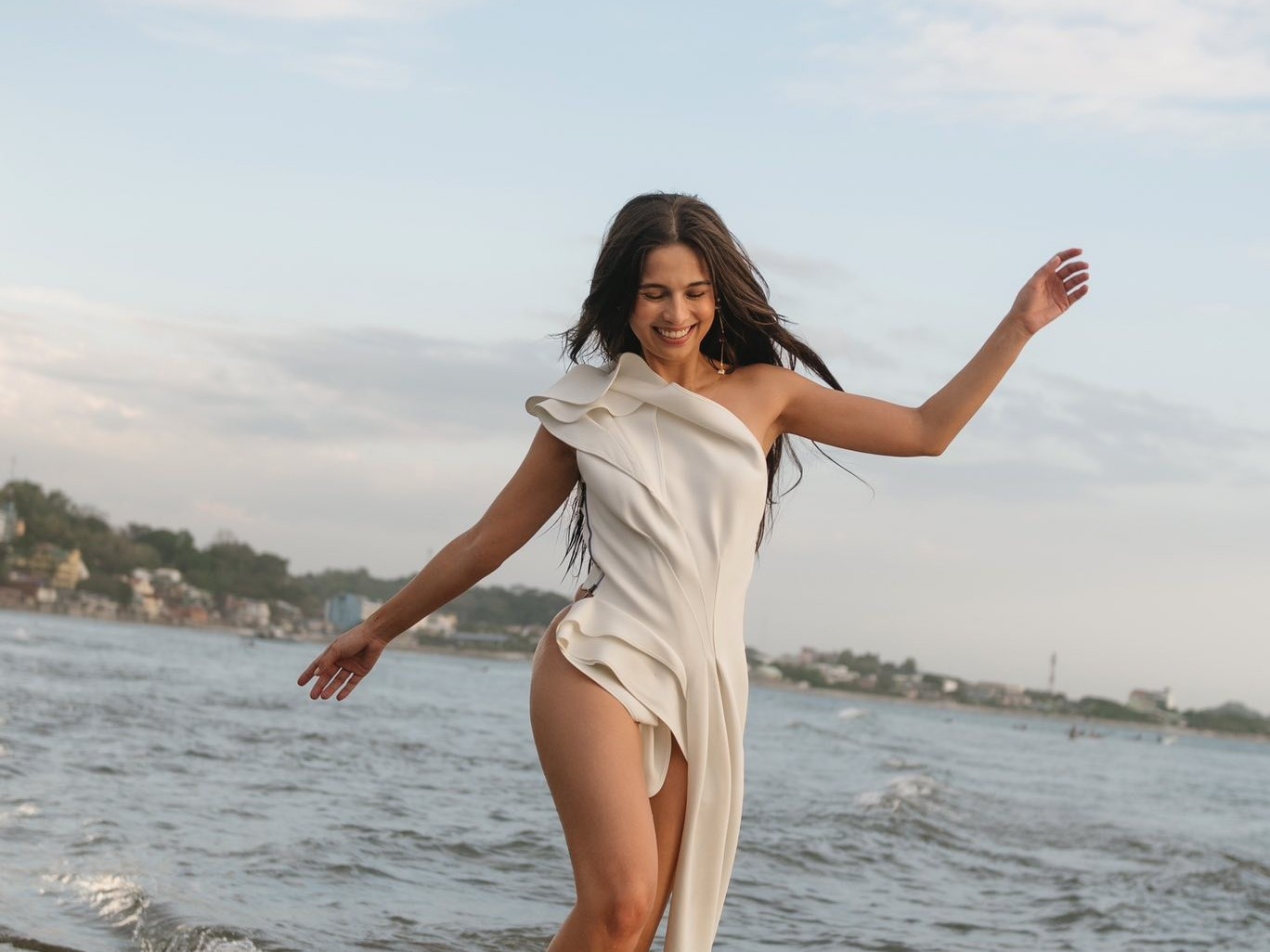 Jasmine Curtis-Smith có lượng fan tăng đột ngột sau vai diễn trong 'Vợ của chồng tôi'