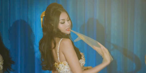 Thanh Hằng khoe xấp vé dày cộp fan mua ủng hộ trước ngày phim mới ra rạp
