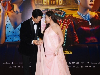 Thúy Diễm được Lương Thế Thành chăm như 'bà hoàng' trên thảm đỏ sự kiện 'Mesdames Thanh Sắc'