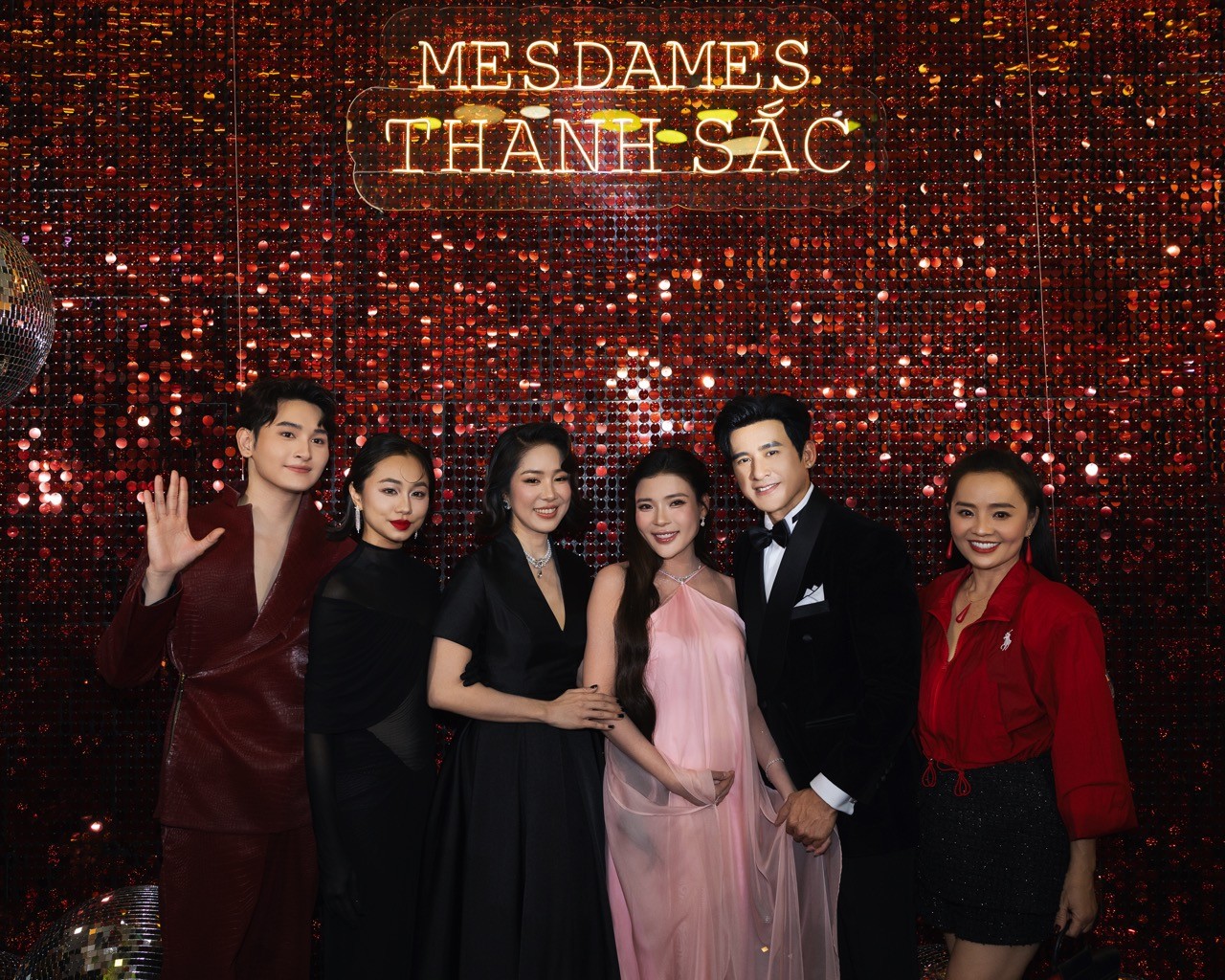 Thúy Diễm được Lương Thế Thành chăm như 'bà hoàng' trên thảm đỏ sự kiện 'Mesdames Thanh Sắc'