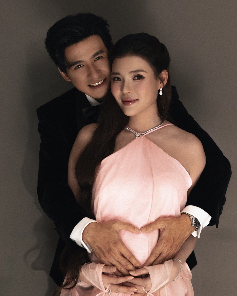 Thúy Diễm được Lương Thế Thành chăm như 'bà hoàng' trên thảm đỏ sự kiện 'Mesdames Thanh Sắc'
