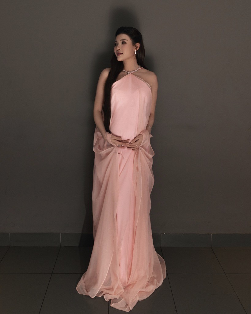 Thúy Diễm được Lương Thế Thành chăm như 'bà hoàng' trên thảm đỏ sự kiện 'Mesdames Thanh Sắc'