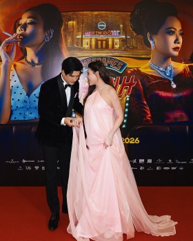 Thúy Diễm được Lương Thế Thành chăm như 'bà hoàng' trên thảm đỏ sự kiện 'Mesdames Thanh Sắc'