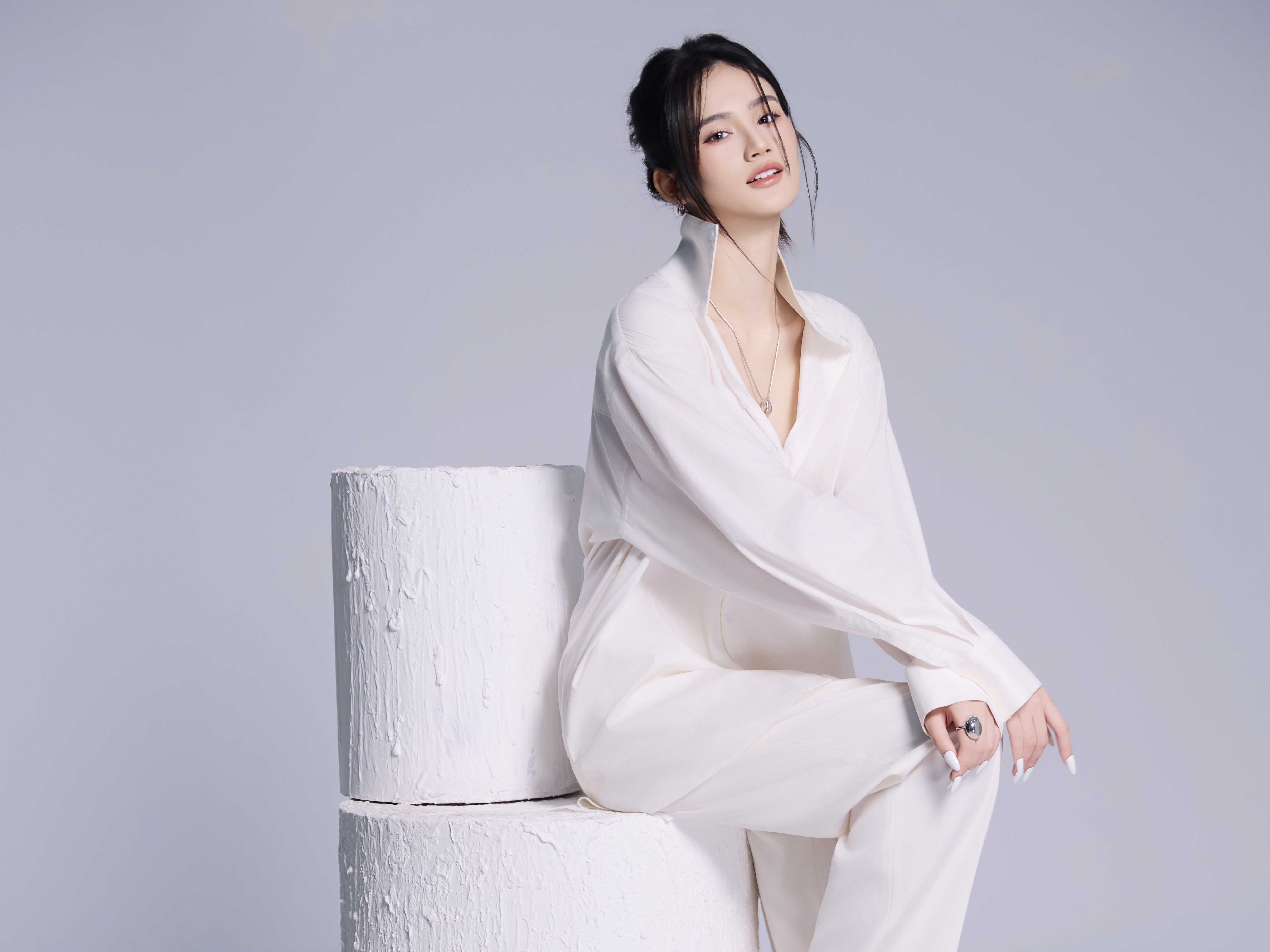 Nhan sắc thăng hạng của Hoa hậu Ý Nhi ở tuổi 24