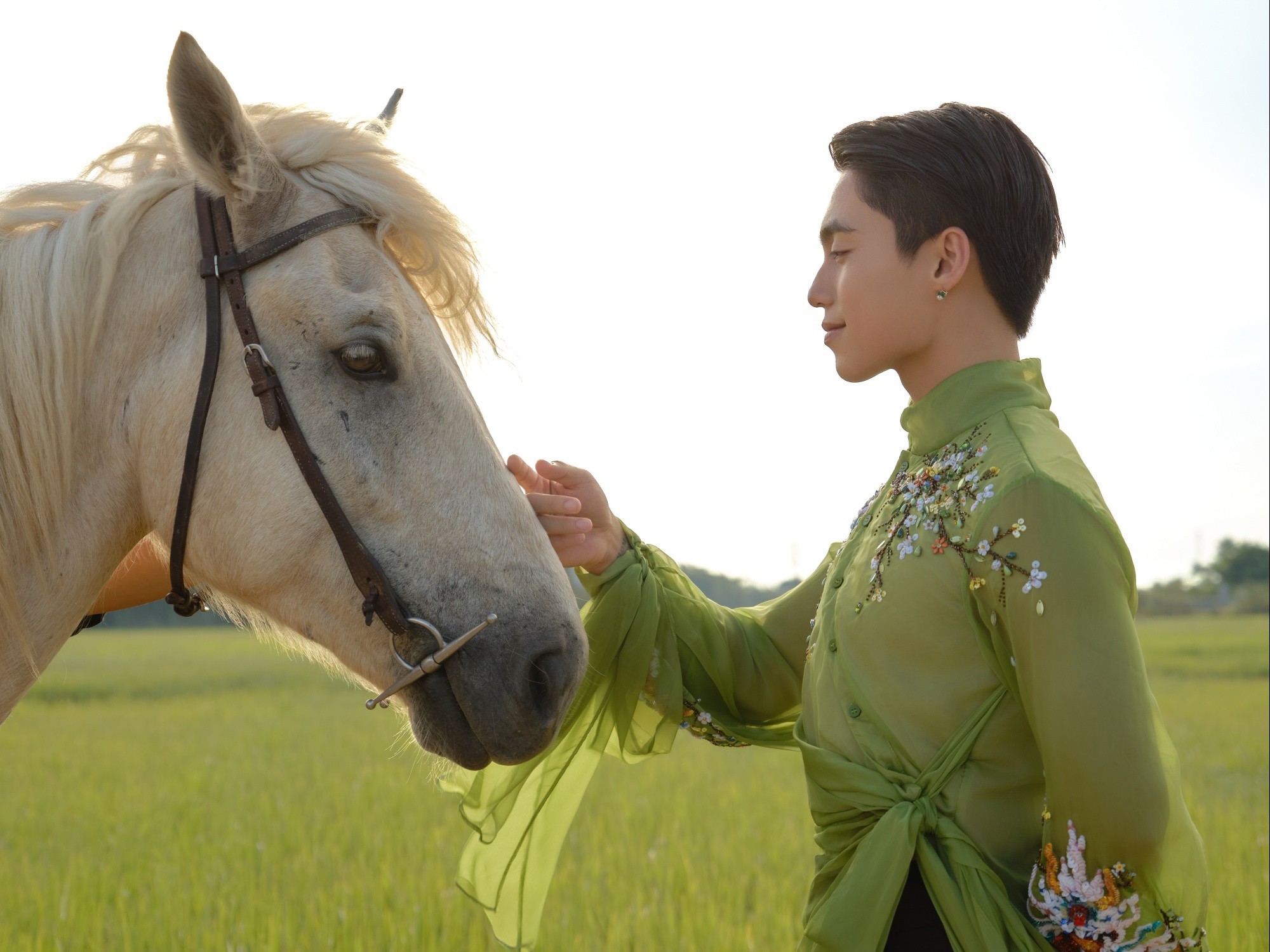 Đẹp, lạ và đầy tham vọng: Mono mở màn album 2 bằng một bản tình ca giữa Hoàng thành Huế