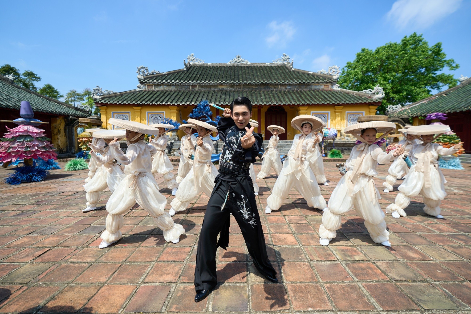 Đẹp, lạ và đầy tham vọng: Mono mở màn album 2 bằng một bản tình ca giữa Hoàng thành Huế