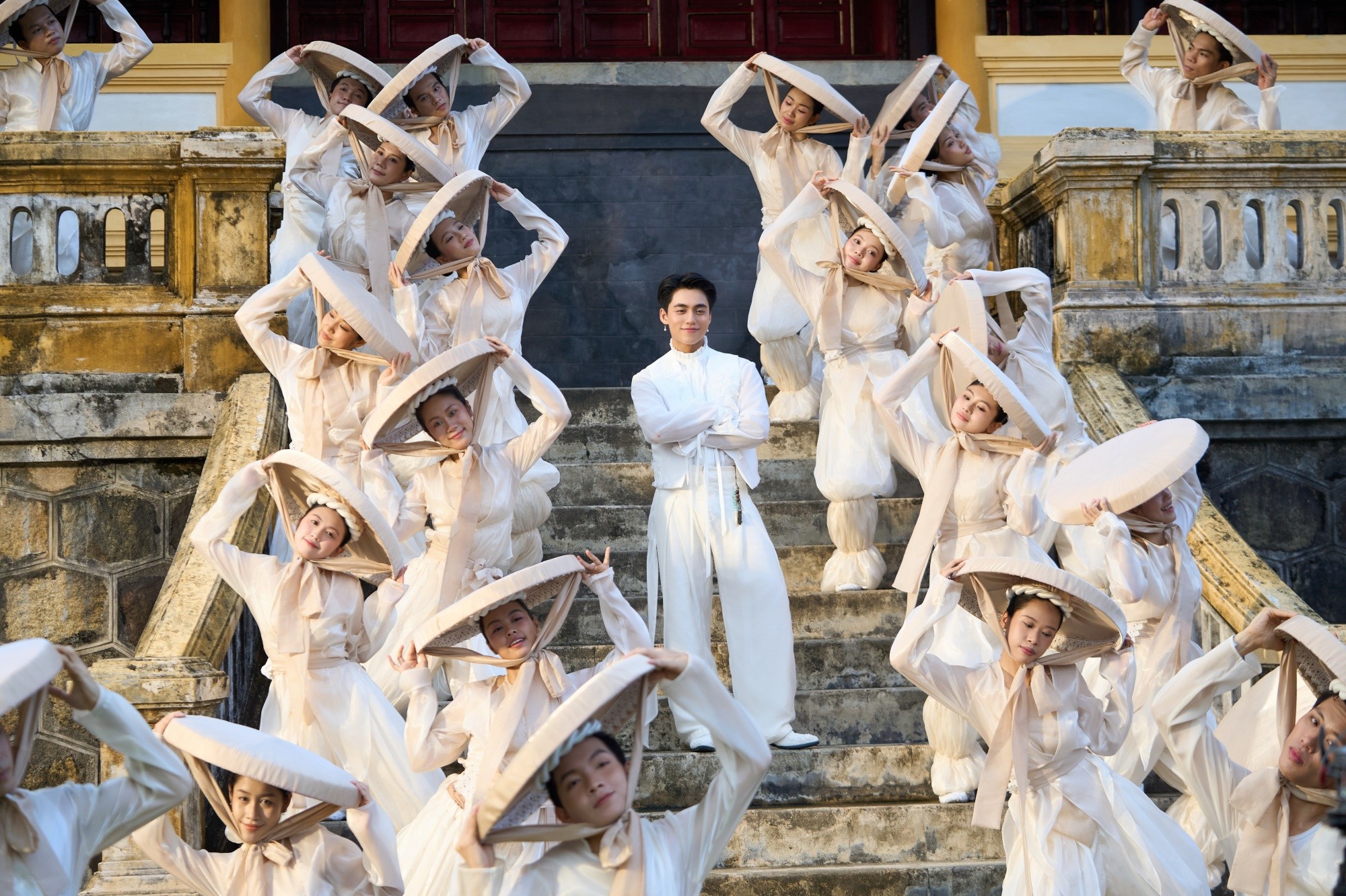 Đẹp, lạ và đầy tham vọng: Mono mở màn album 2 bằng một bản tình ca giữa Hoàng thành Huế