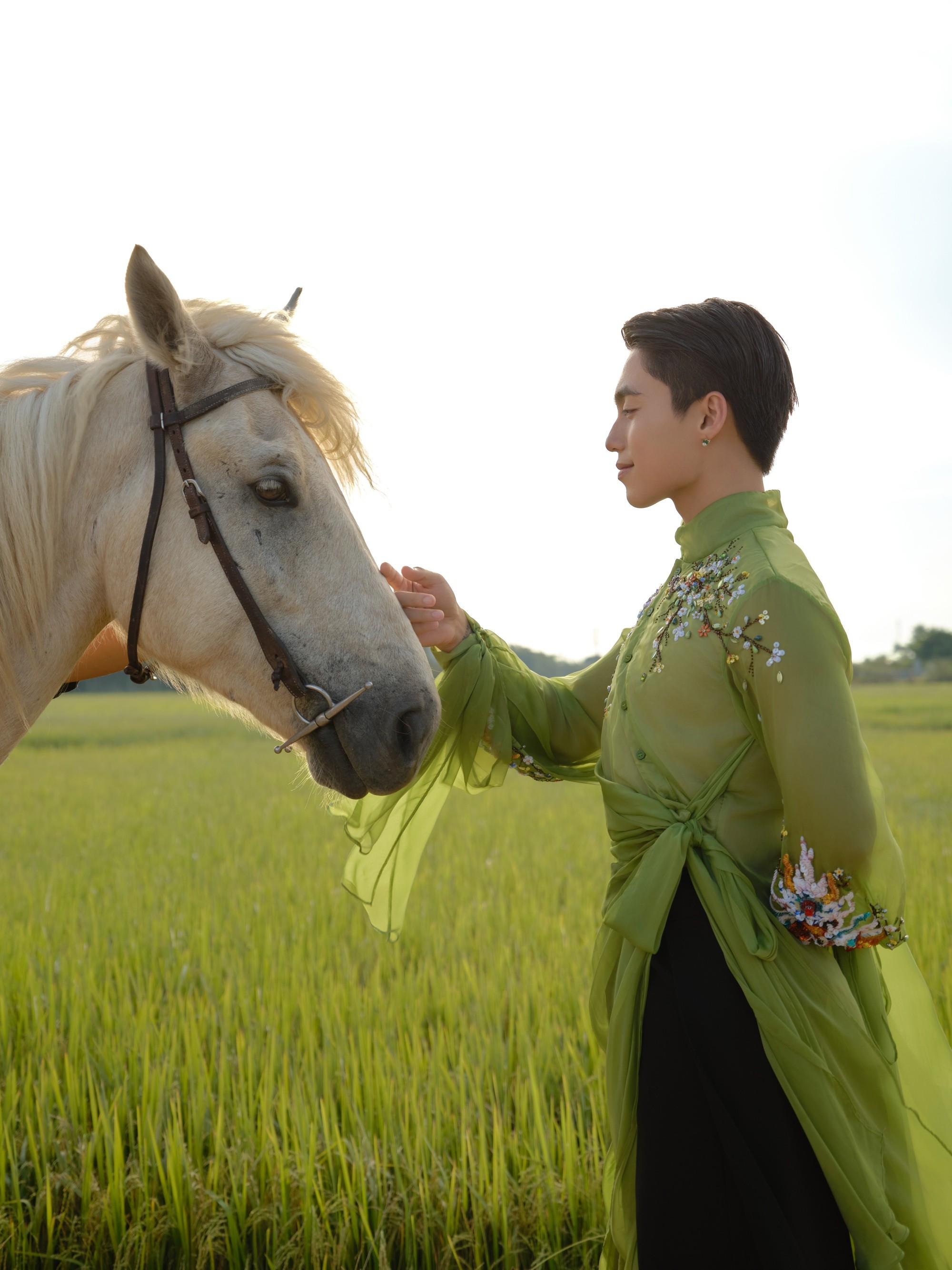 Đẹp, lạ và đầy tham vọng: Mono mở màn album 2 bằng một bản tình ca giữa Hoàng thành Huế