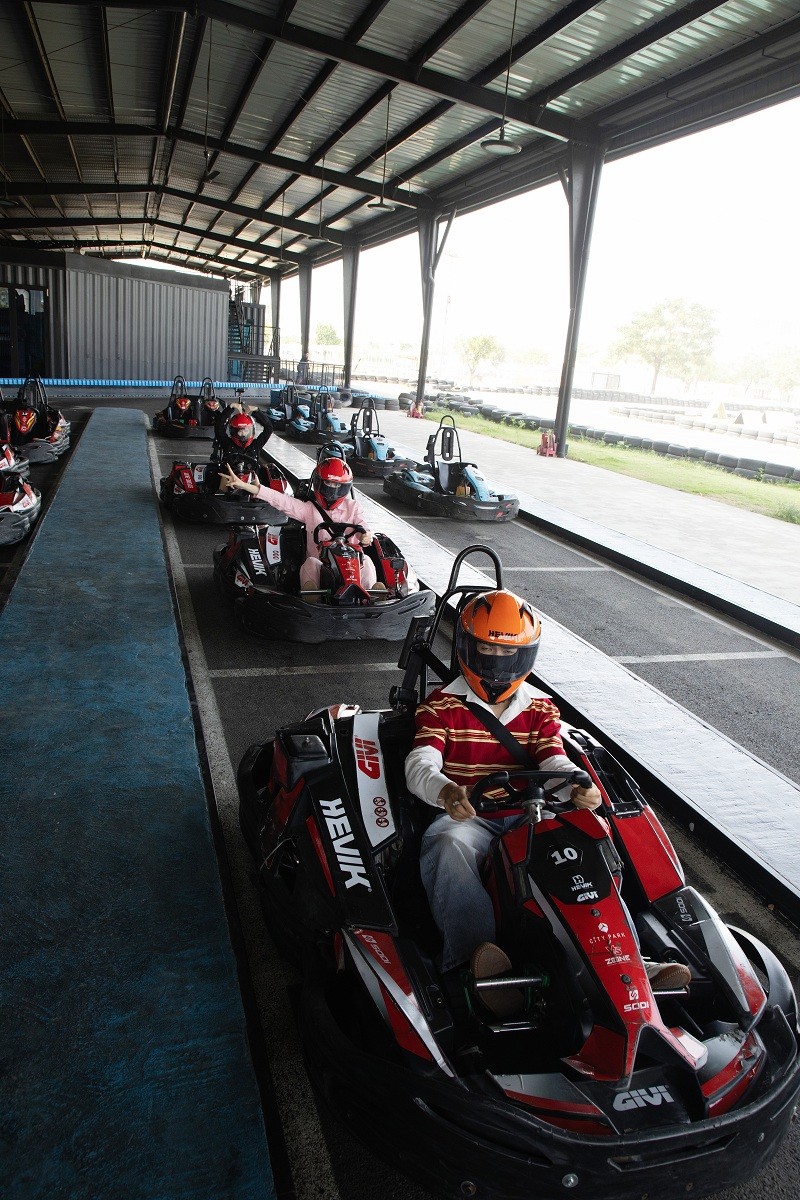 'Wow Ho Chi Minh City': Khánh Vân, Diệu Nhi, Minh Dự đua xe Go-Kart ở đường đua dài nhất Đông Nam Á