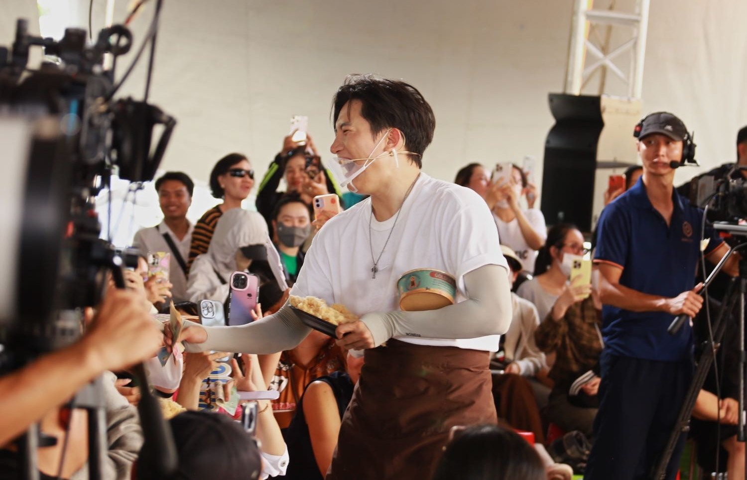 'Mái ấm gia đình Việt': Đại Nghĩa cùng Song Luân, Anh Tú bán bánh gây quỹ tặng trẻ em có hoàn cảnh khó khăn