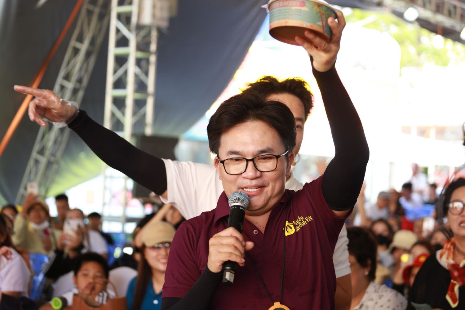 'Mái ấm gia đình Việt': Đại Nghĩa cùng Song Luân, Anh Tú bán bánh gây quỹ tặng trẻ em có hoàn cảnh khó khăn