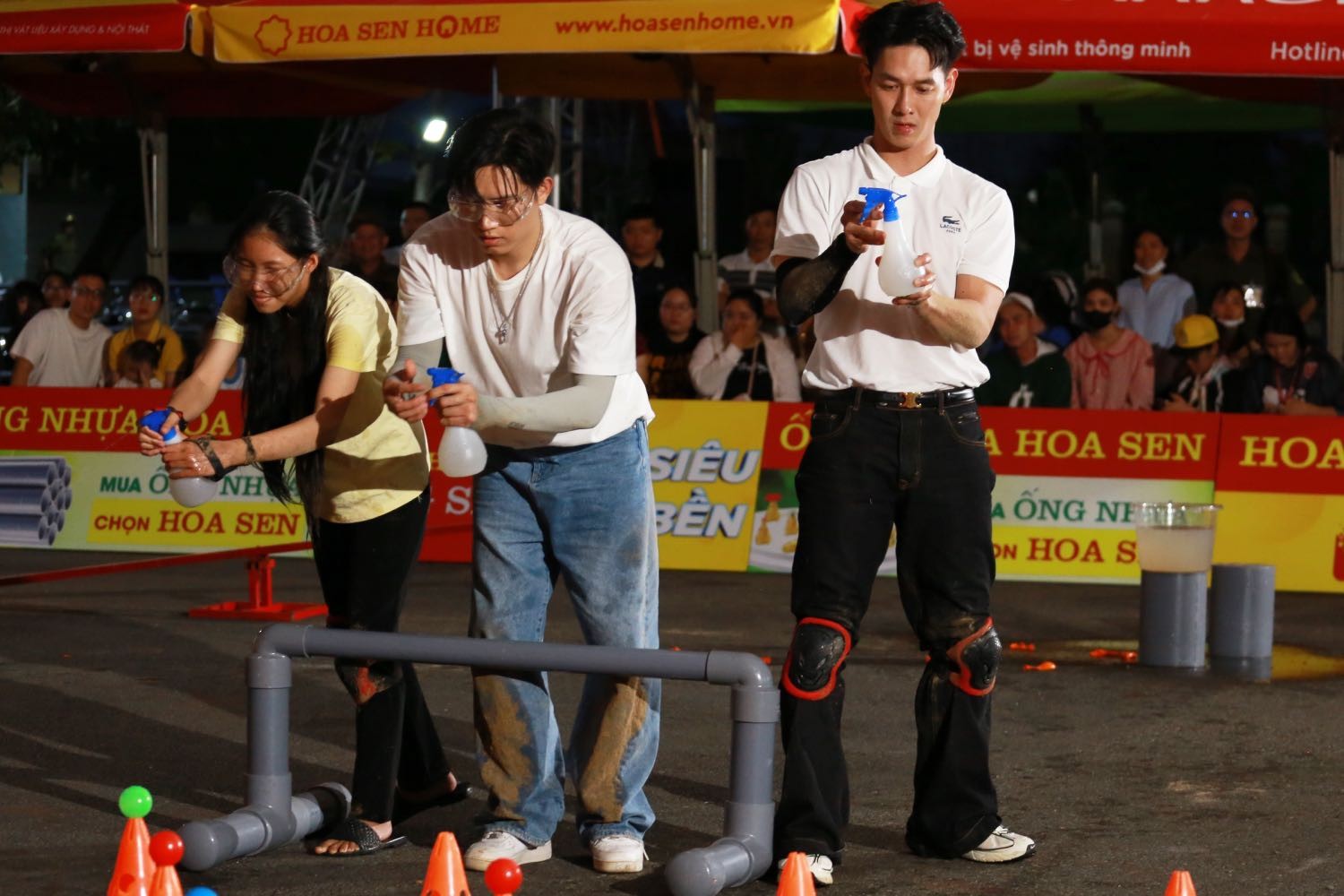 'Mái ấm gia đình Việt': Đại Nghĩa cùng Song Luân, Anh Tú bán bánh gây quỹ tặng trẻ em có hoàn cảnh khó khăn
