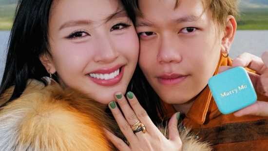 'Điều cần đến rồi sẽ đến': Quỳnh Anh Shyn hạnh phúc nhận lời cầu hôn lãng mạn giữa núi non Kyrgyzstan