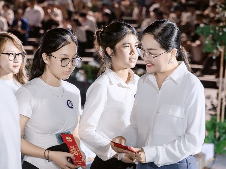 Hoa hậu Hoàng Thanh Nga lan tỏa yêu thương tại chương trình tưởng niệm nạn nhân đại dịch Covid-19