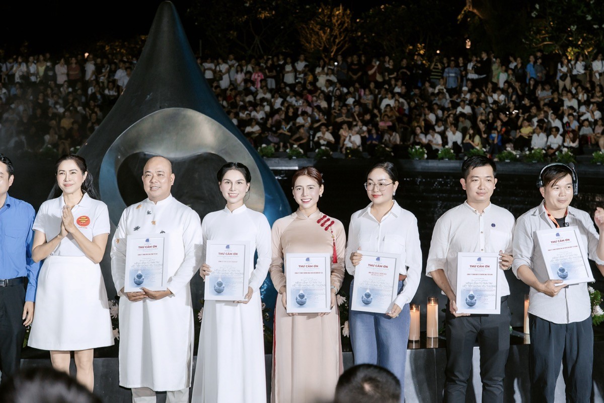 Hoa hậu Hoàng Thanh Nga lan tỏa yêu thương tại chương trình tưởng niệm nạn nhân đại dịch Covid-19
