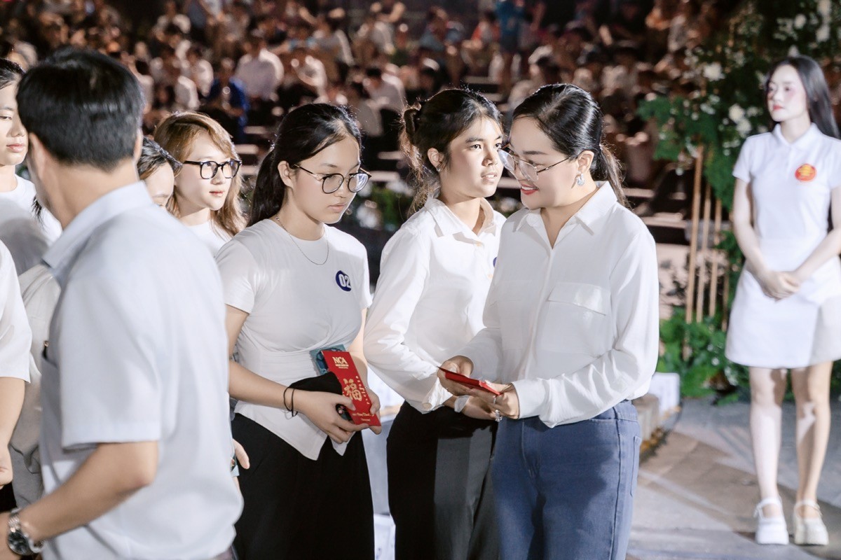 Hoa hậu Hoàng Thanh Nga lan tỏa yêu thương tại chương trình tưởng niệm nạn nhân đại dịch Covid-19
