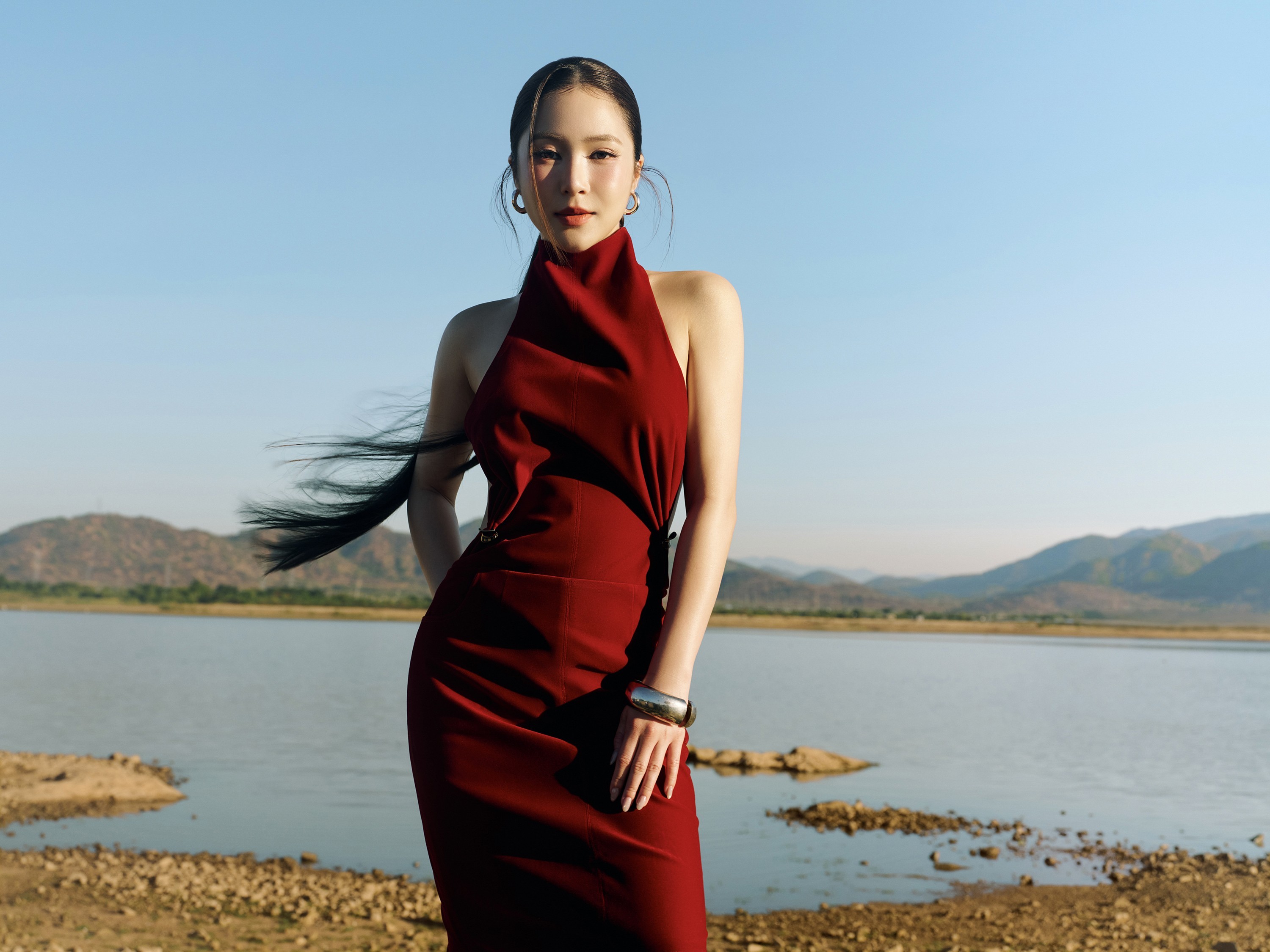 Hương Tràm khiến khán giả bất ngờ với màn 'tất tay' mang tên 'Phao cứu sinh' concert