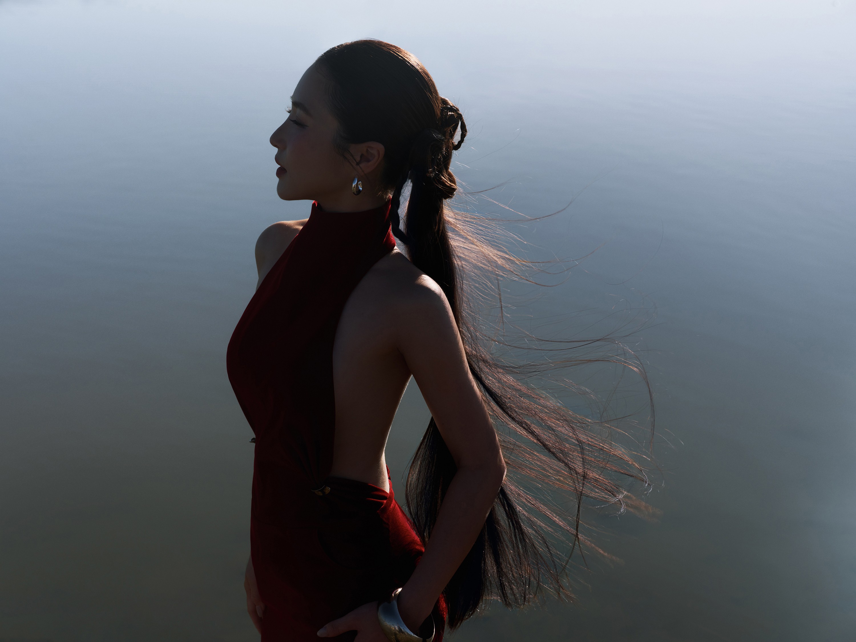 Hương Tràm khiến khán giả bất ngờ với màn 'tất tay' mang tên 'Phao cứu sinh' concert