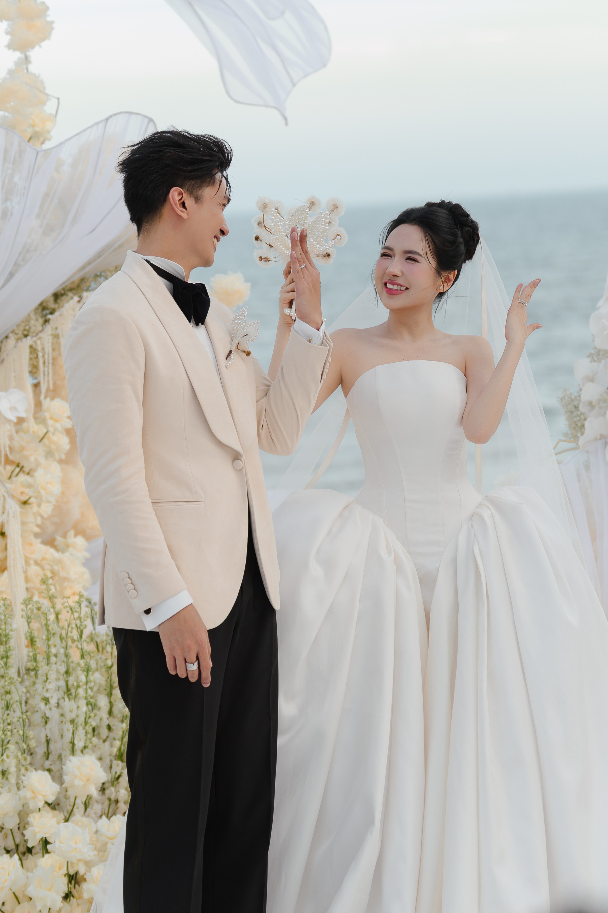 Ca khúc 'Váy cưới' của Erik hát trong trong hôn lễ Viên Vibi thu hút nhiều sự chú ý