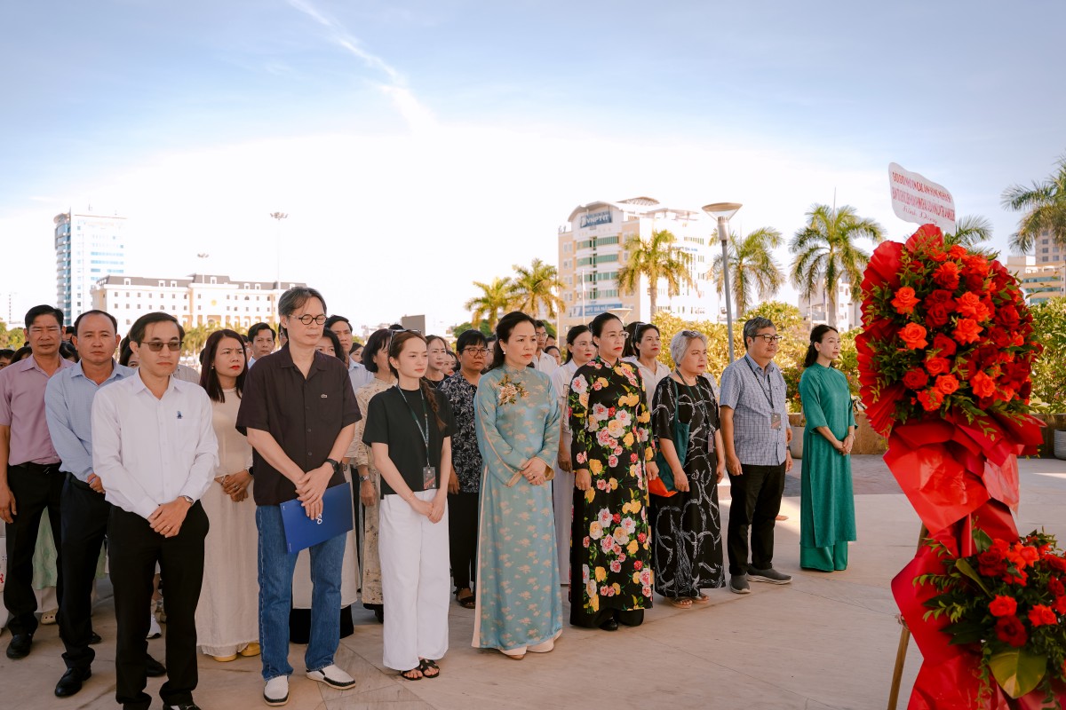 Ban Tổ chức DANAFF IV dâng hương tại Đài Tưởng niệm thành phố Đà Nẵng