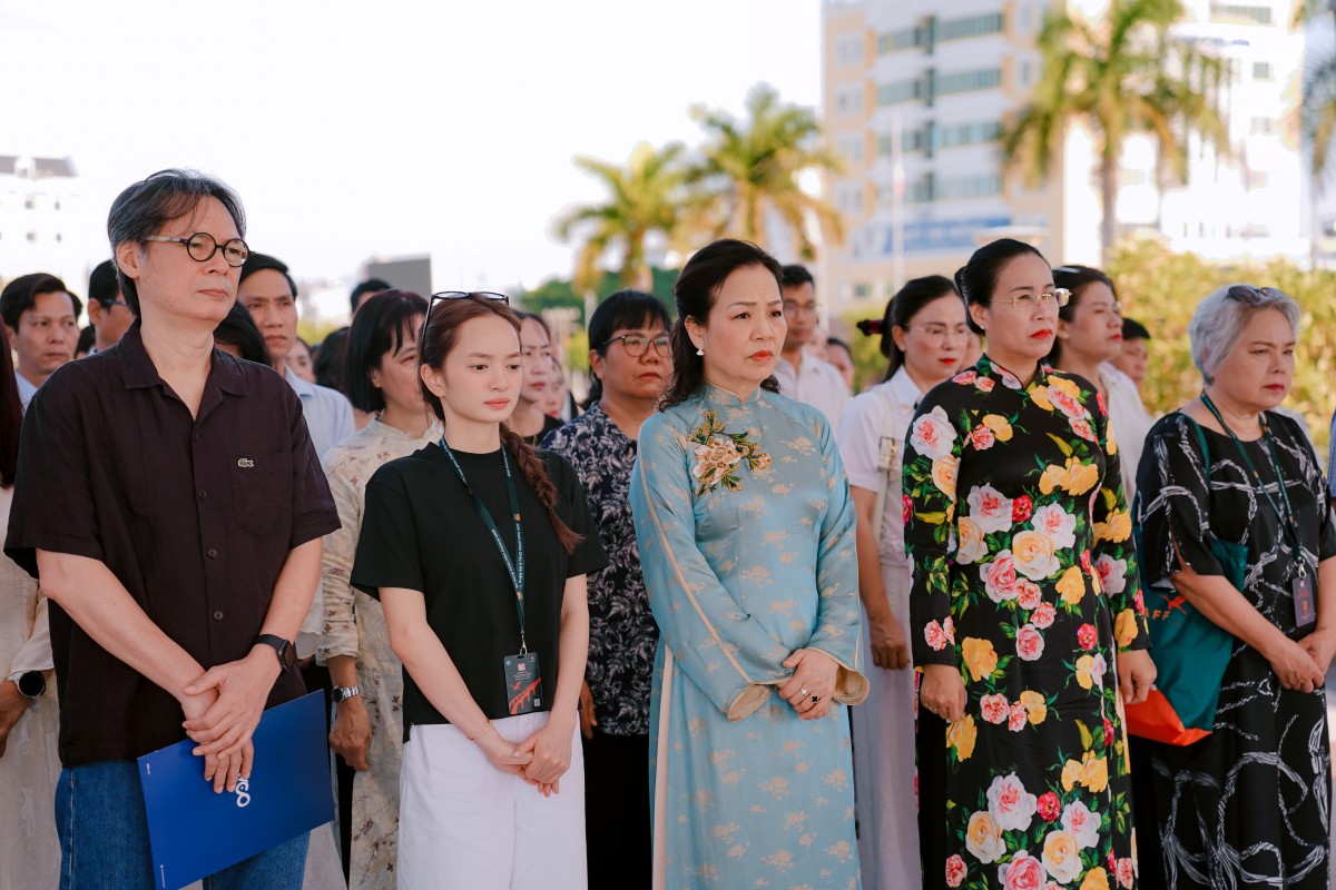 Ban Tổ chức DANAFF IV dâng hương tại Đài Tưởng niệm thành phố Đà Nẵng