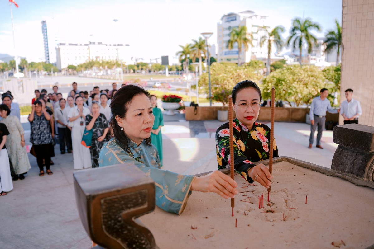 Ban Tổ chức DANAFF IV dâng hương tại Đài Tưởng niệm thành phố Đà Nẵng