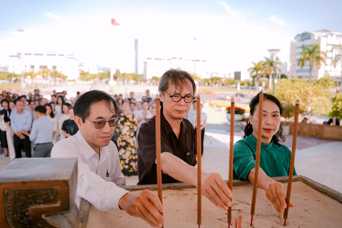 Ban Tổ chức DANAFF IV dâng hương tại Đài Tưởng niệm thành phố Đà Nẵng