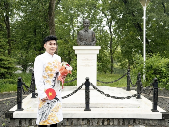 Đoan Trường xúc động khi dâng hoa tượng đài Bác Hồ tại Vladivostok ở Nga