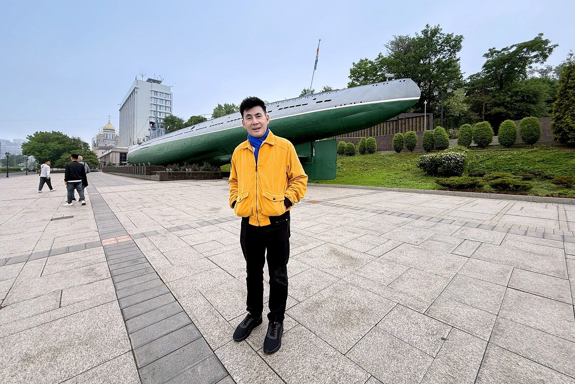 Đoan Trường xúc động khi dâng hoa tượng đài Bác Hồ tại Vladivostok ở Nga