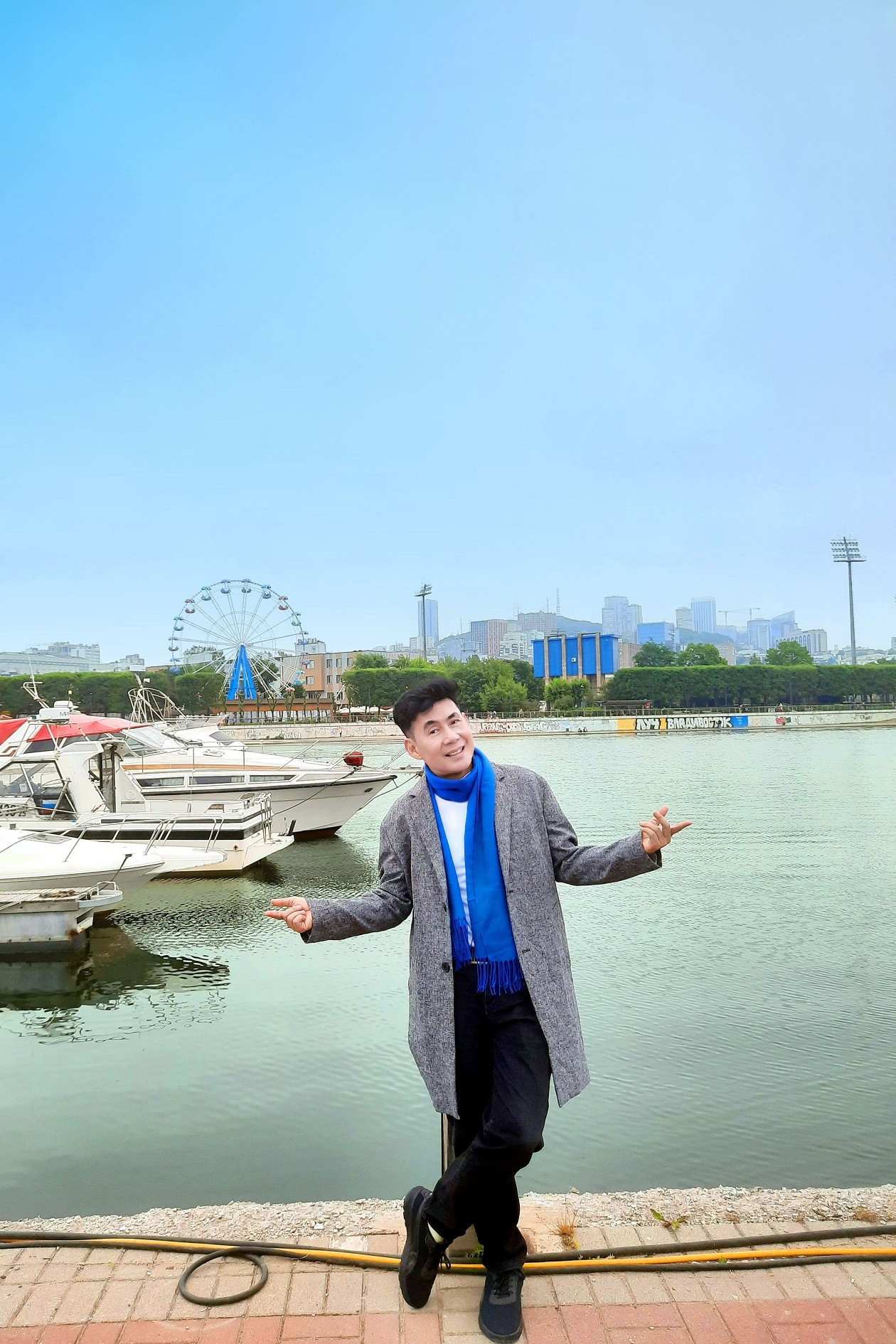 Đoan Trường xúc động khi dâng hoa tượng đài Bác Hồ tại Vladivostok ở Nga
