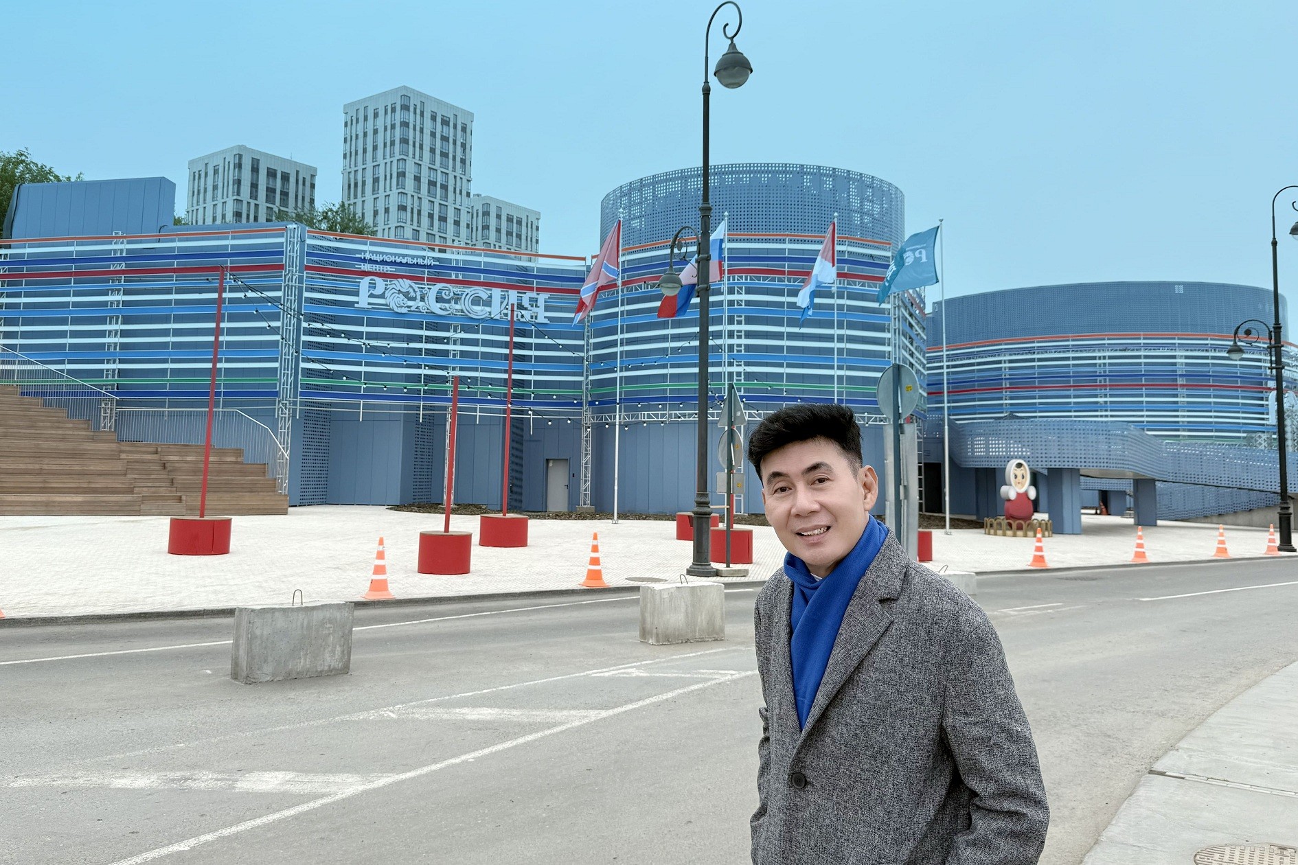Đoan Trường xúc động khi dâng hoa tượng đài Bác Hồ tại Vladivostok ở Nga