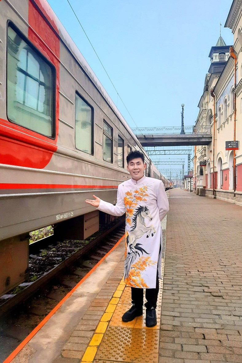 Đoan Trường xúc động khi dâng hoa tượng đài Bác Hồ tại Vladivostok ở Nga