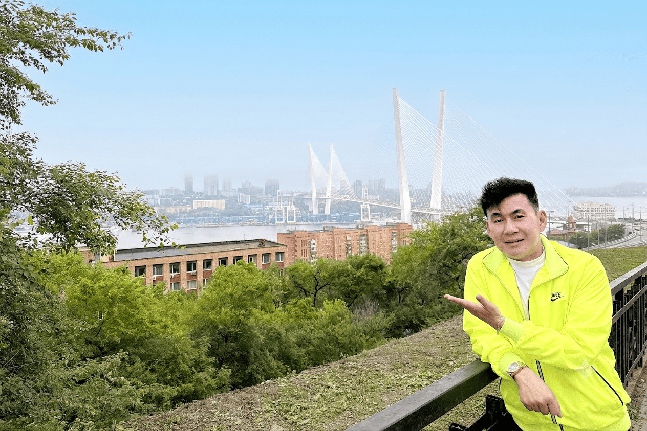 Đoan Trường xúc động khi dâng hoa tượng đài Bác Hồ tại Vladivostok ở Nga