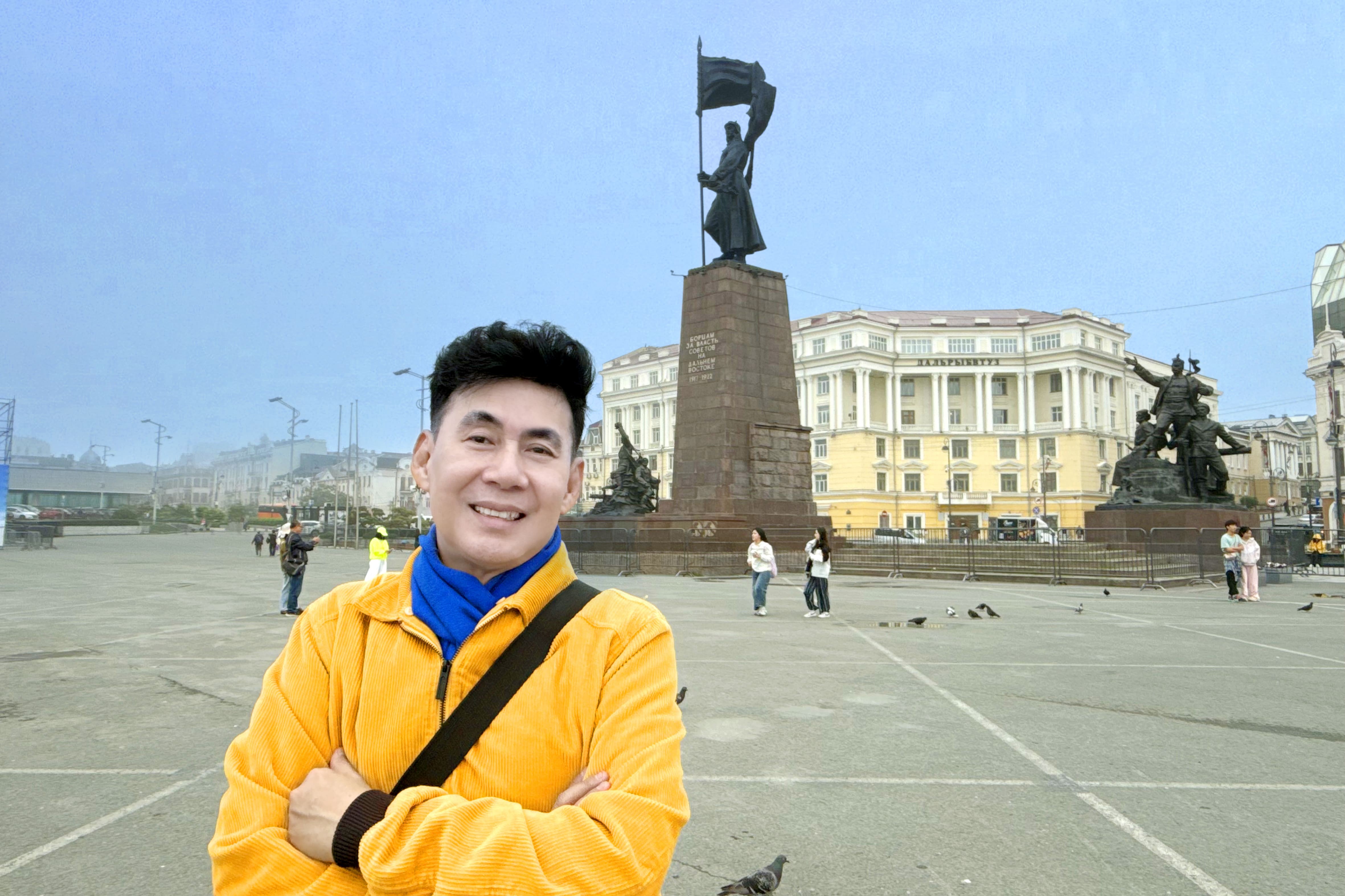 Đoan Trường xúc động khi dâng hoa tượng đài Bác Hồ tại Vladivostok ở Nga