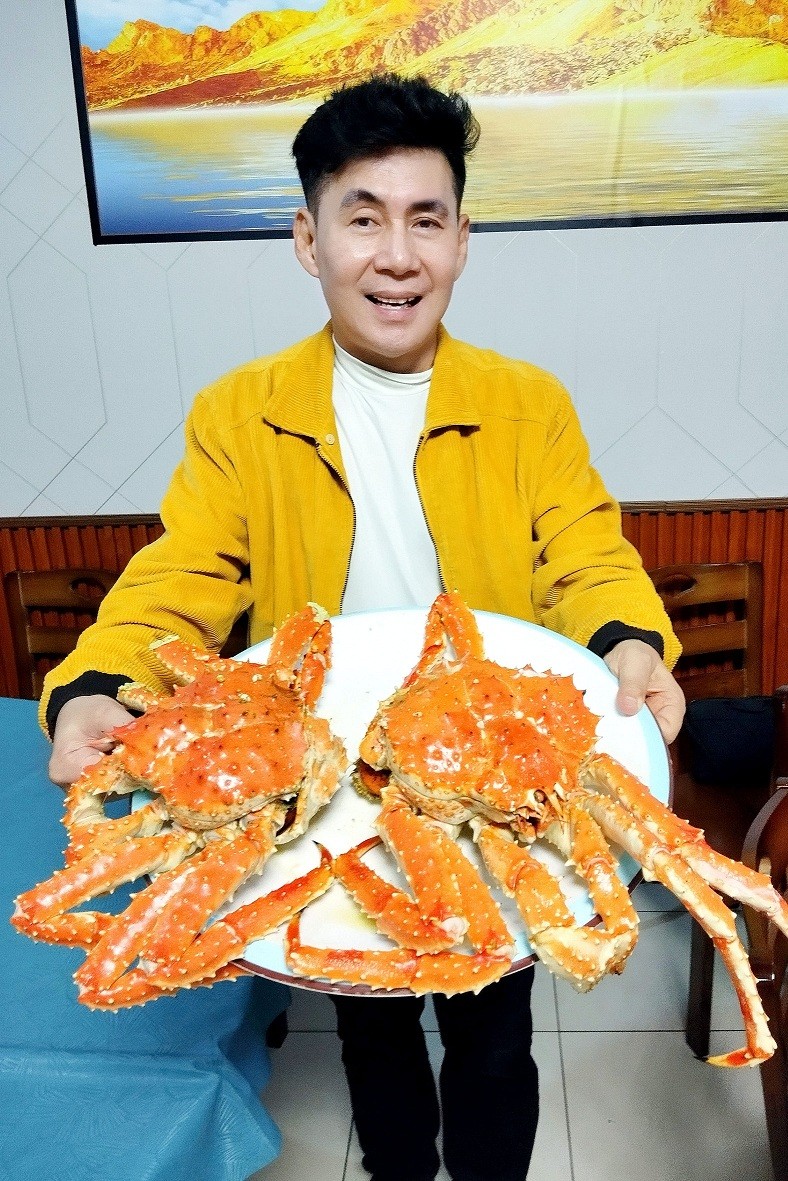 Đoan Trường xúc động khi dâng hoa tượng đài Bác Hồ tại Vladivostok ở Nga