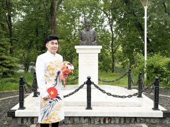 Đoan Trường xúc động khi dâng hoa tượng đài Bác Hồ tại Vladivostok ở Nga