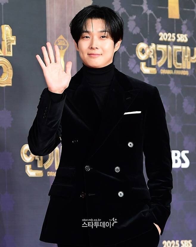 Choi Woo Sik xin lỗi vì bê bối phân biệt chủng tục