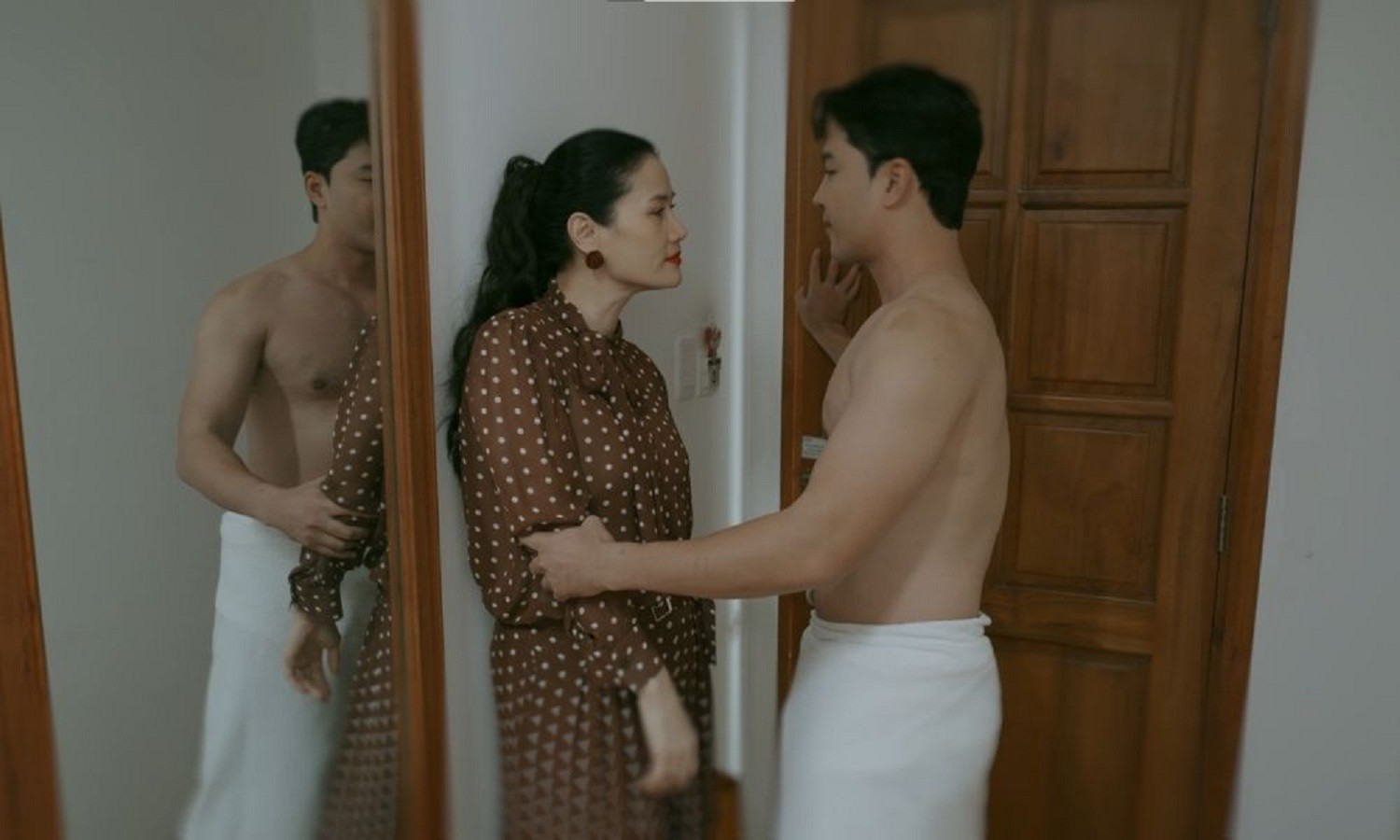 Sau vai mẹ kế gây tranh cãi, Thân Thúy Hà tiếp tục gây chú ý với mối quan hệ ngoài luồng cùng trai trẻ trong 'Hợp đồng từ thượng đế'