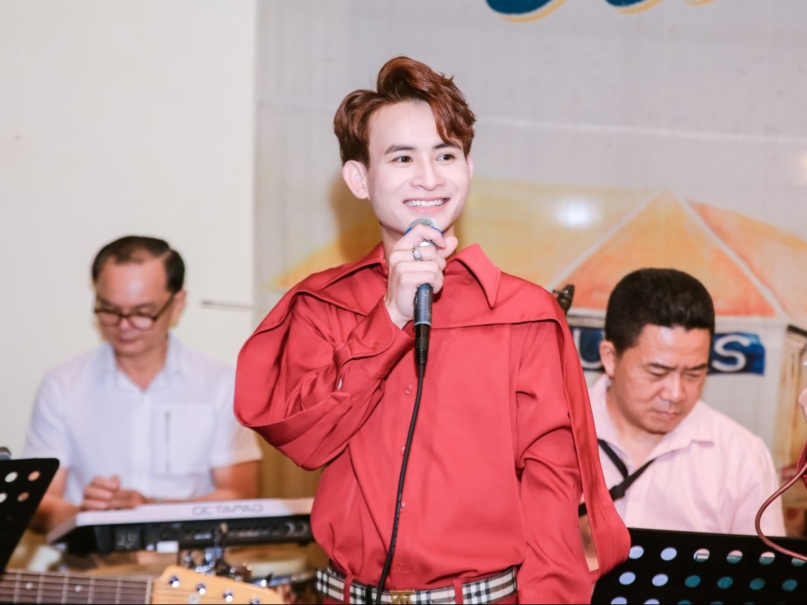Ca sĩ Nguyễn Quốc Linh trở lại với âm nhạc bằng minishow riêng để tri ân khán giả