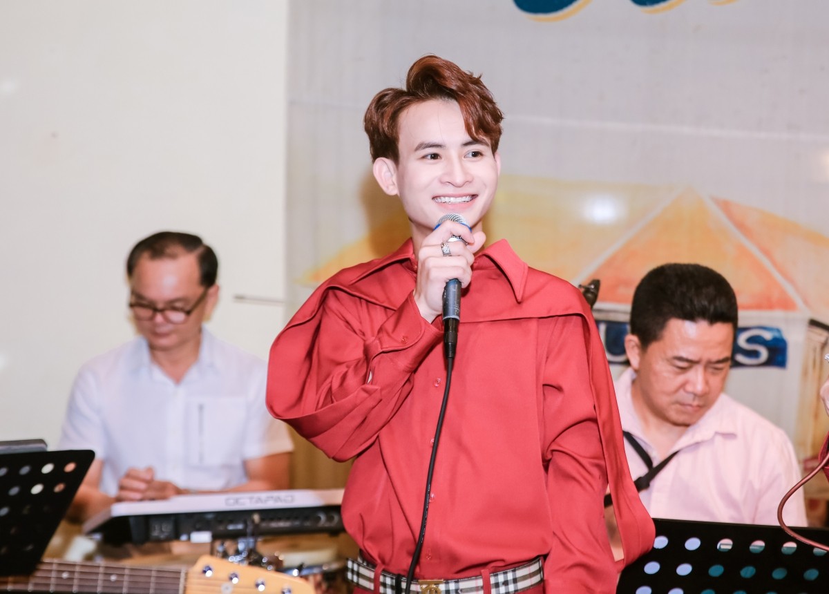Ca sĩ Nguyễn Quốc Linh trở lại với âm nhạc bằng minishow riêng để tri ân khán giả