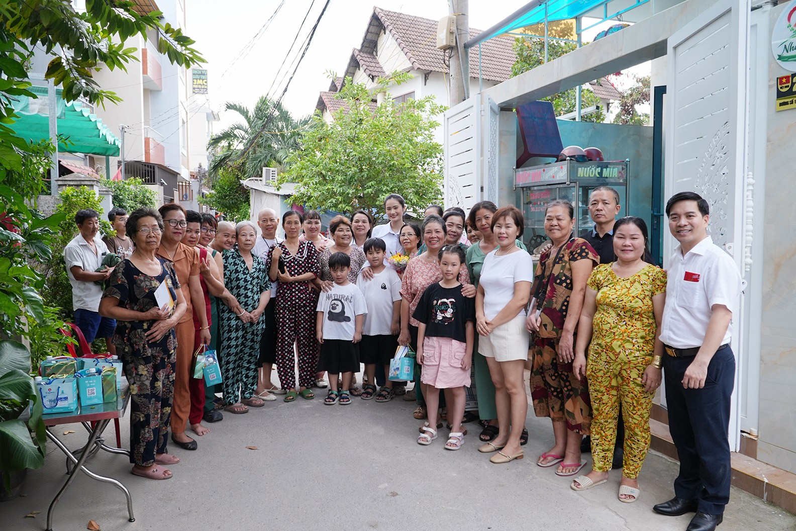 Hoa hậu Ý Nhi thăm hỏi, tặng quà bệnh nhân ung thư