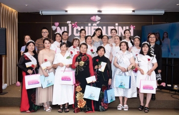 Hoa hậu Ý Nhi thăm hỏi, tặng quà bệnh nhân ung thư