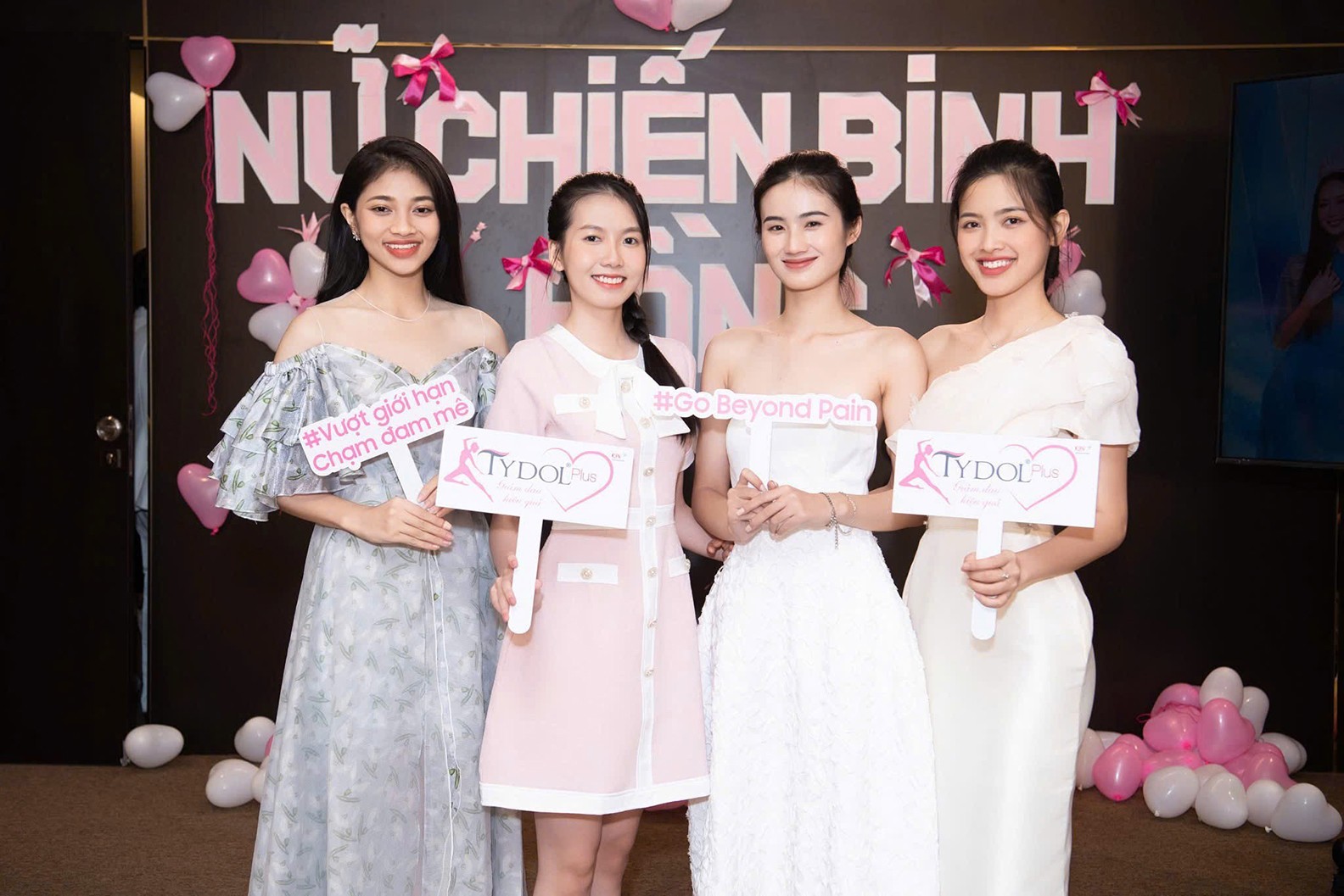 Hoa hậu Ý Nhi thăm hỏi, tặng quà bệnh nhân ung thư