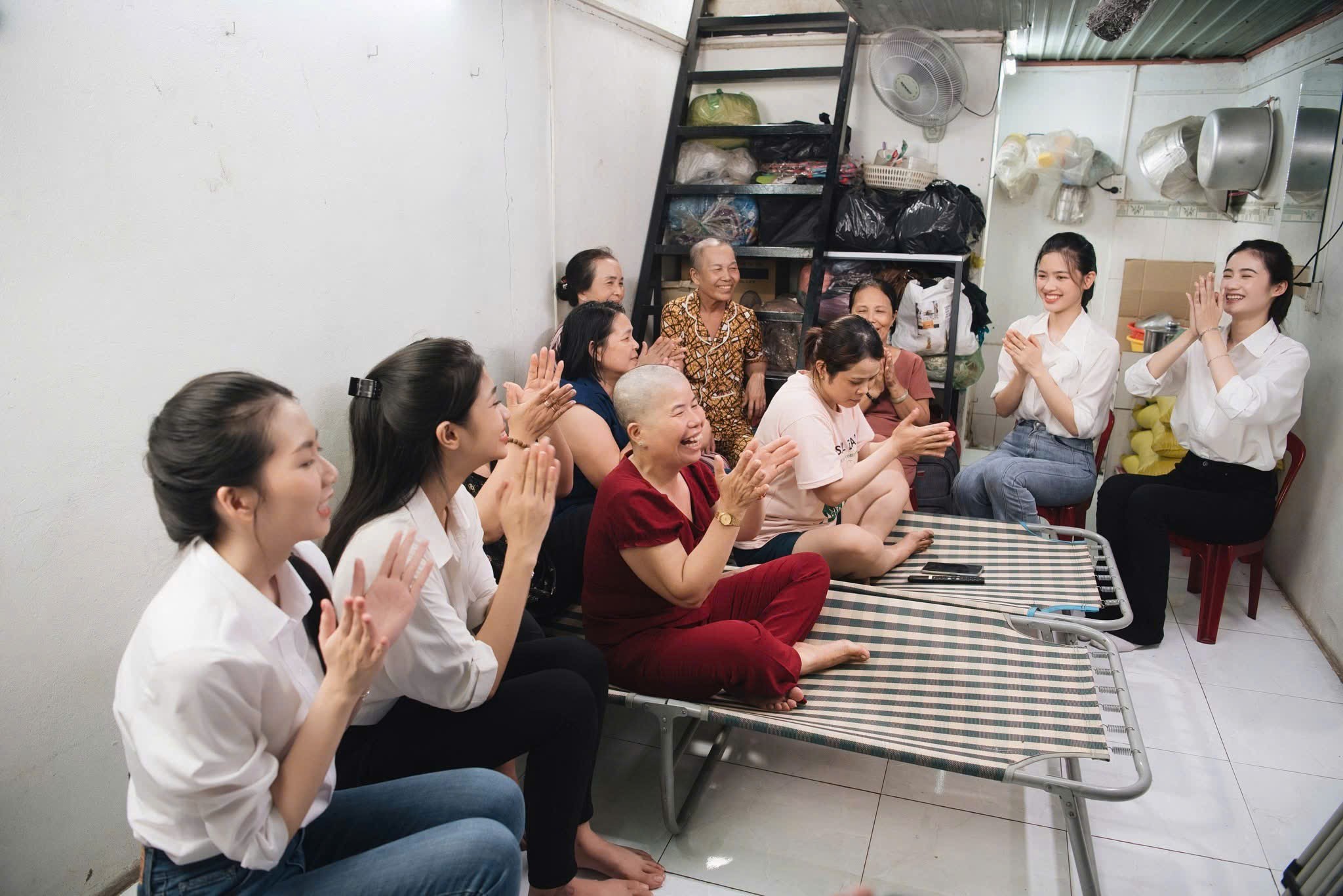 Hoa hậu Ý Nhi thăm hỏi, tặng quà bệnh nhân ung thư