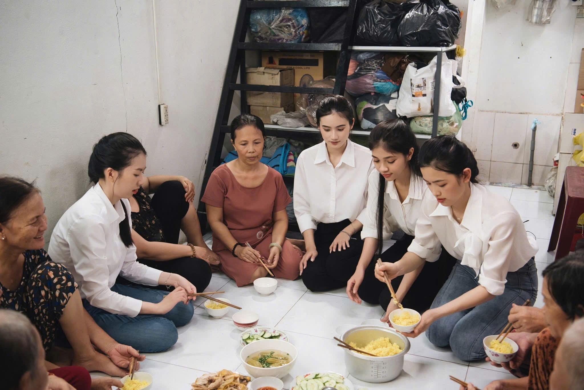 Hoa hậu Ý Nhi thăm hỏi, tặng quà bệnh nhân ung thư