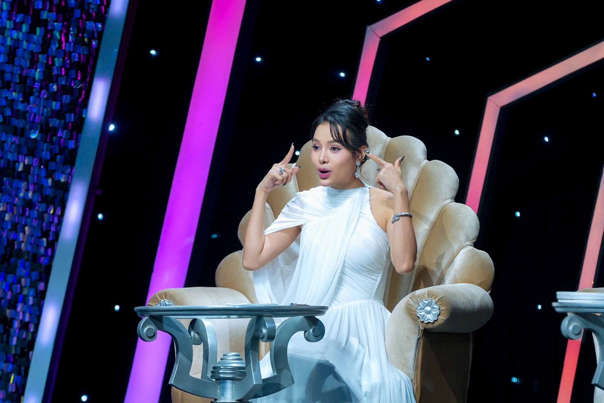 Phương Trinh Jolie: Không có áp lực thì không thành kim cương