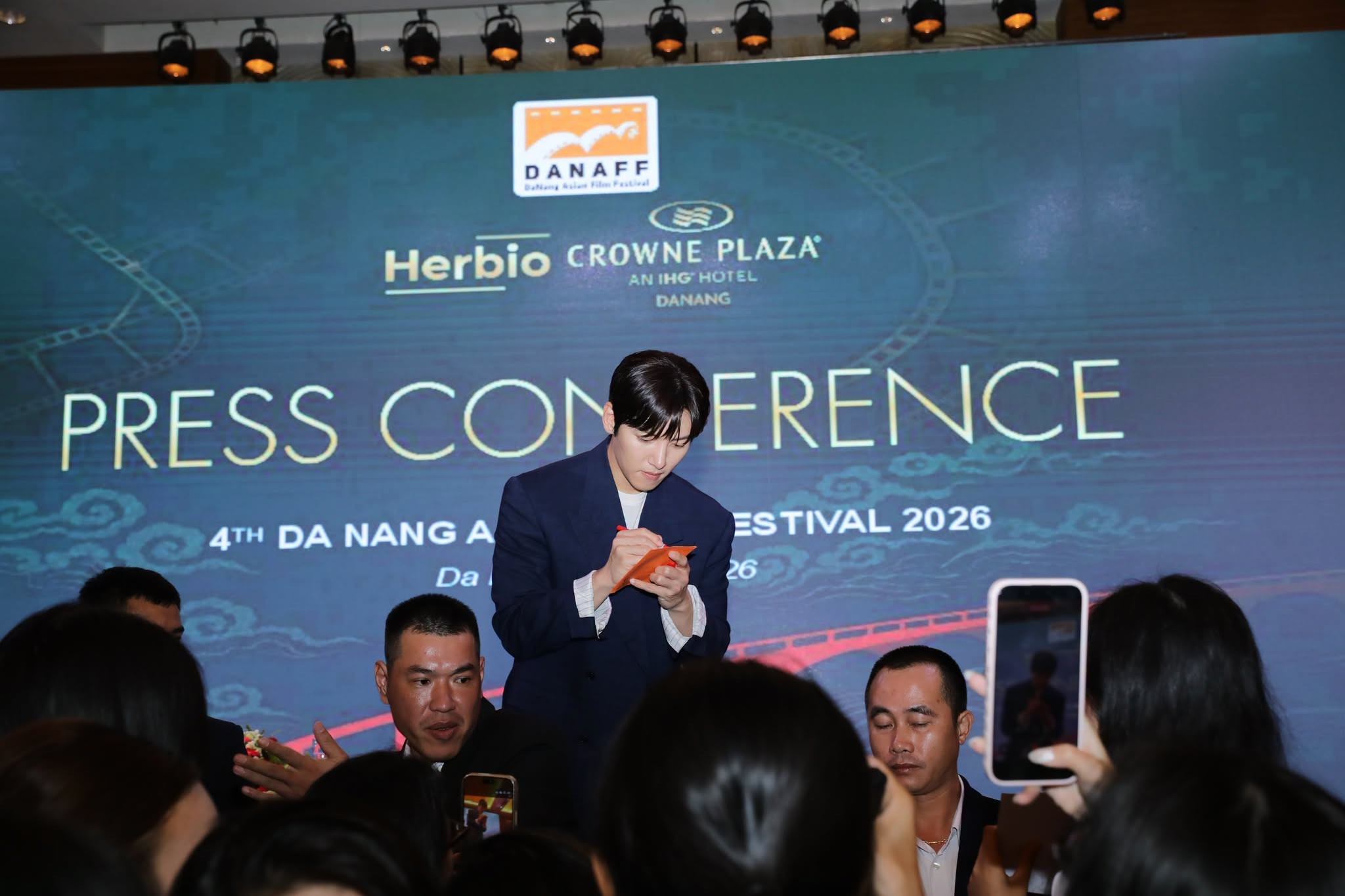 Giao luu báo chí với nam tài tử Ji Chang Wook