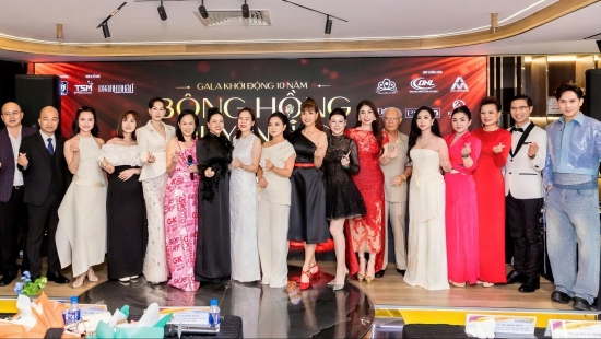 Nhiều nghệ sĩ nổi tiếng chúc mừng kỷ niệm 10 năm tôn vinh 'Bông hồng quyền lực'
