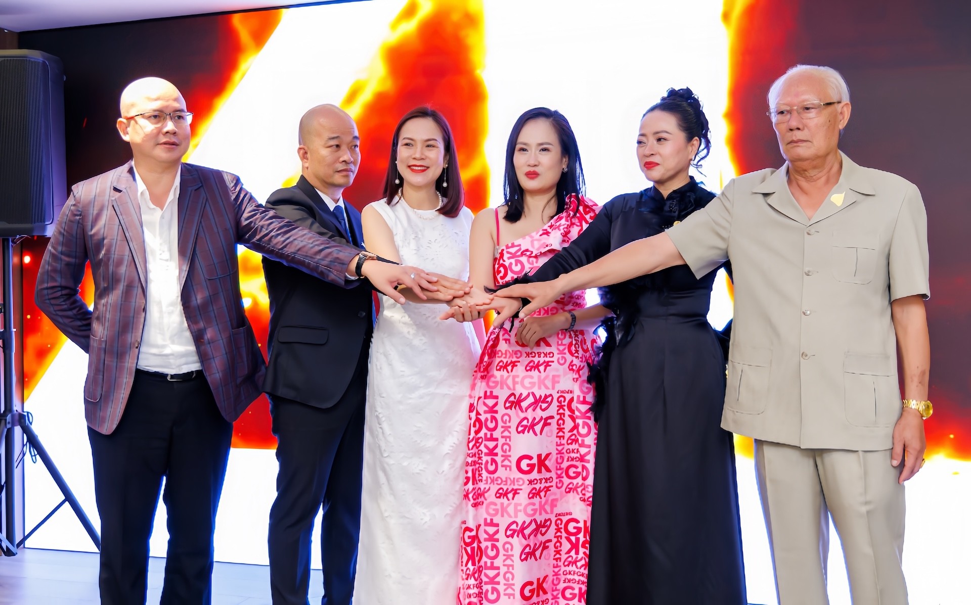 Nhiều nghệ sĩ nổi tiếng chúc mừng kỷ niệm 10 năm tôn vinh 'Bông hồng quyền lực'