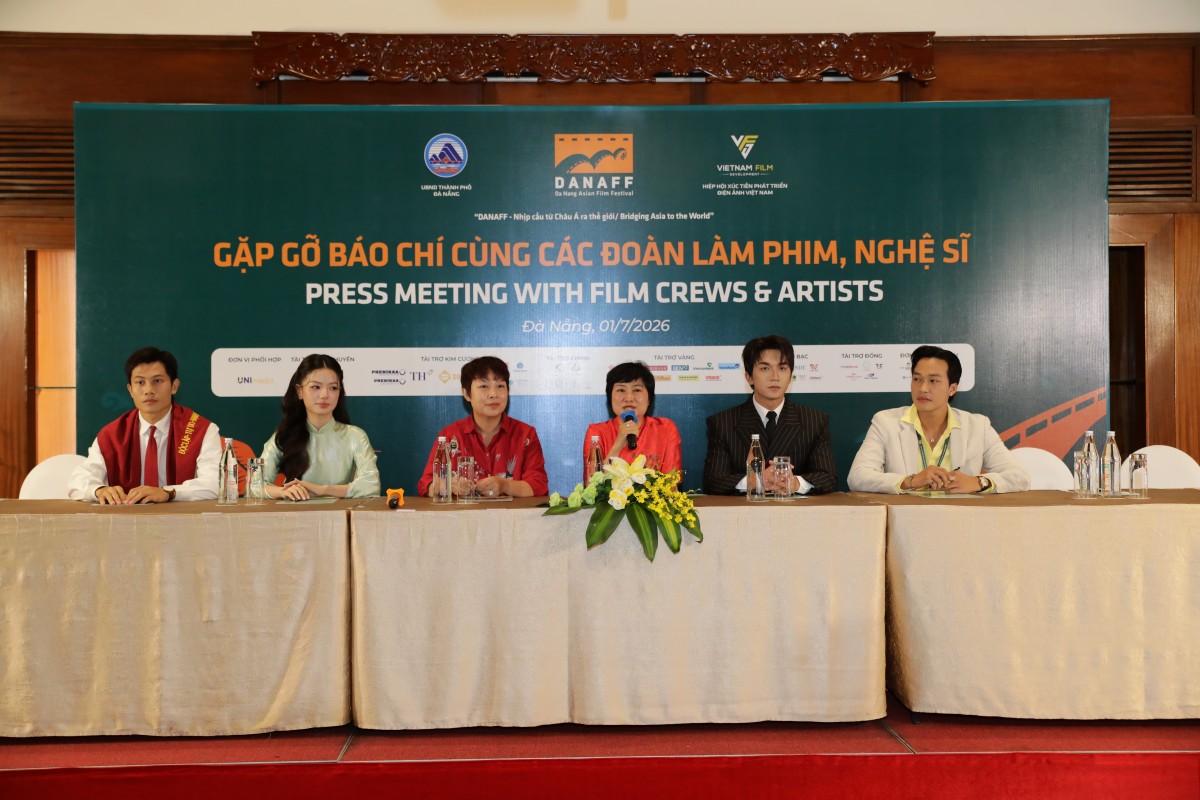 Giao lưu đoàn làm phim, nghệ sĩ với báo chí: Câu chuyện được kể phía sau màn ảnh
